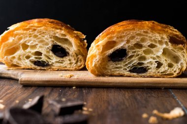 Taze pişmiş çikolata kruvasan bıçakla ikiye ayırmak