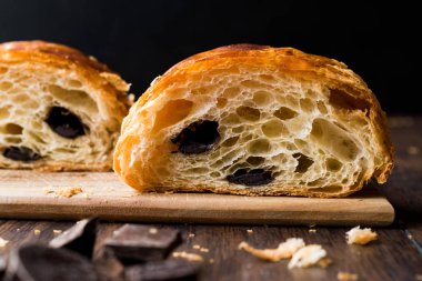 Taze pişmiş çikolata kruvasan bıçakla ikiye ayırmak