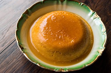 Ev yapımı irmik tatlısı karamel soslu / krem karamel
