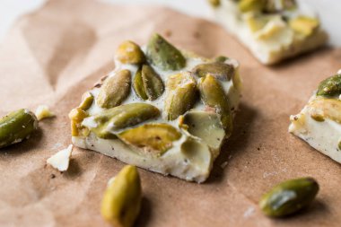 Fıstıklı beyaz çikolata parçaları