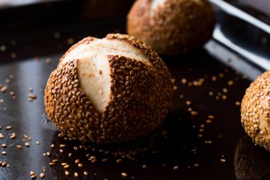 Fırından yeni çıkmış sıcak çapraz Bun ekmek Sesames ile / Simit rulo