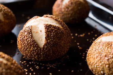 Fırından yeni çıkmış sıcak çapraz Bun ekmek Sesames ile / Simit rulo