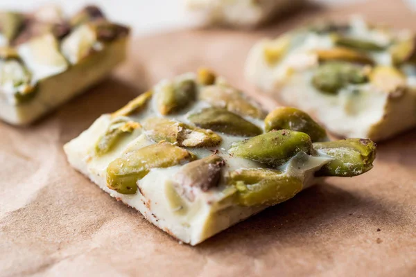 White Chocolate Pieces with Pistachio — Stock Photo, Image