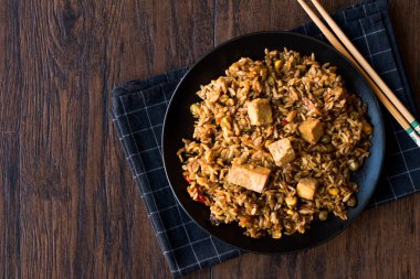 Sebze Fried Rice pirinç ile Tofu / Pilav veya pilav
