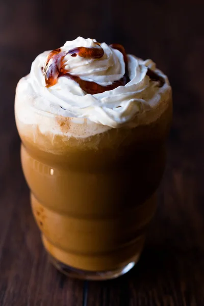 Eiskaffee Karamell Frappe / Frappuccino mit Schlagsahne und — Stockfoto