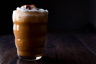 Buzlu kahve karamel Frappe / Frappuccino ile krem şanti ve 