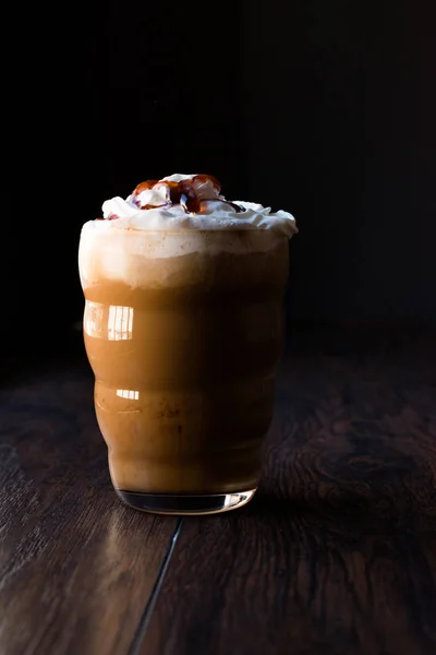 Frappe de caramelo de café helado / Frappuccino con crema batida y —  Fotos de Stock