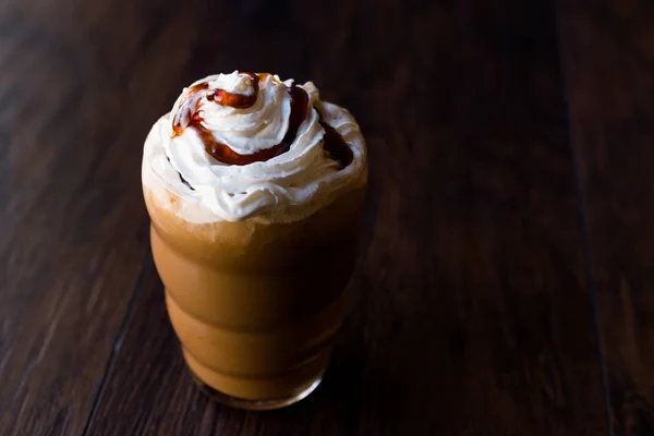 Frappe de caramelo de café gelado / Frappuccino com creme de chicote e — Fotografia de Stock