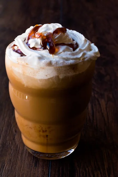 Frappe de caramelo de café gelado / Frappuccino com creme de chicote e — Fotografia de Stock