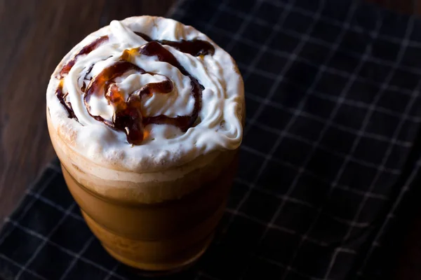 Карамельный Фраппе / Frappuccino со взбитыми сливками и карамельным сиропом . — стоковое фото