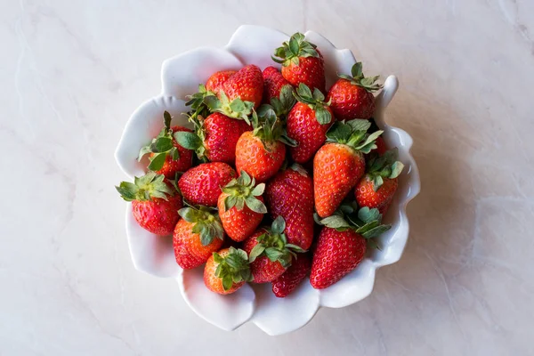 Fresas frescas orgánicas maduras en tazón de cerámica blanco . — Foto de Stock