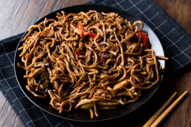 Chopsticks ve siyah plaka ile servis Soya soslu erişte 