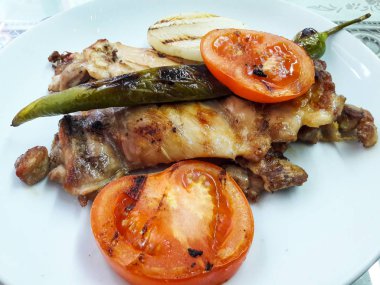 Türk ızgara tavuk kebabı soğan, domates ve biber. 