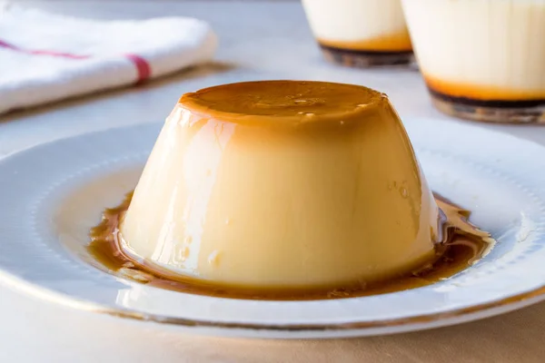 Caramelo de crema casero con jarabe dulce / pudín de natillas — Foto de Stock