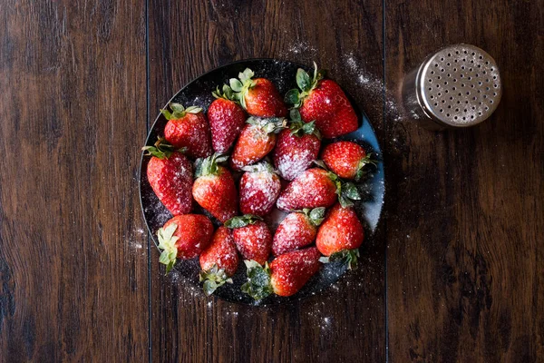 Fresas frescas orgánicas maduras con azúcar en polvo en Black Pla — Foto de Stock