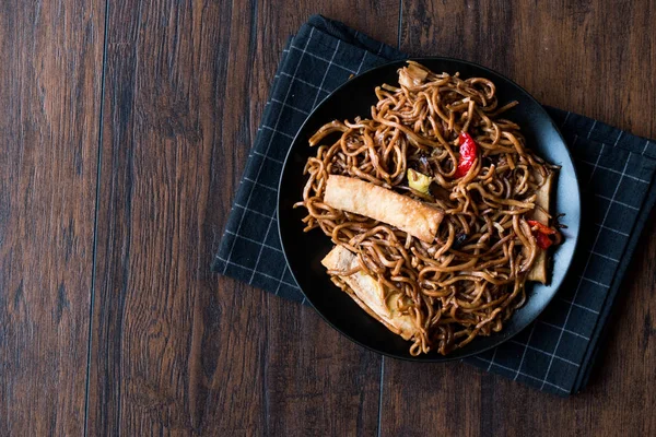 Veggie Noodle with Tofu and Red Peppers on Black Plate — Stock Photo, Image