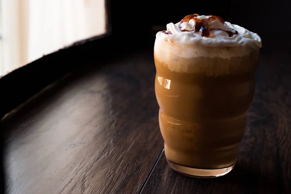 Frappe de caramelo de café helado / Frappuccino con crema batida y jarabe de caramelo . —  Fotos de Stock