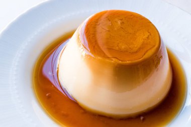 Tatlı şuruplu ev yapımı krema ve kremalı puding.