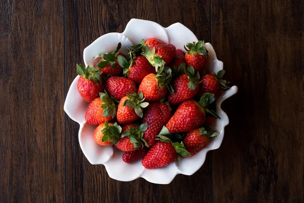 Fresas frescas orgánicas maduras en tazón de cerámica blanco . — Foto de Stock