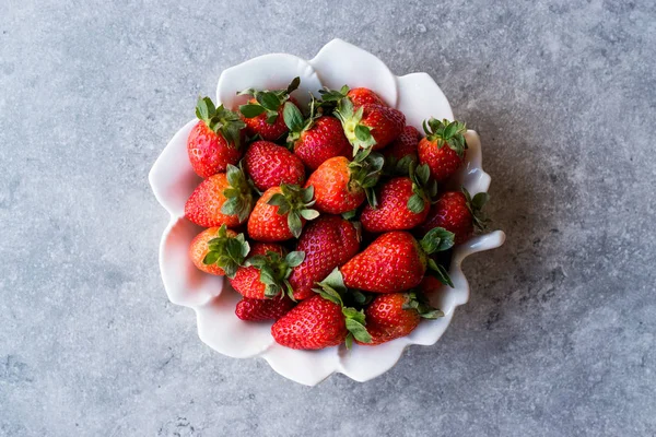 Fresas frescas orgánicas maduras en tazón de cerámica blanco . — Foto de Stock