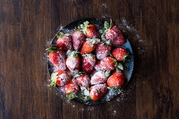 Fresas frescas orgánicas maduras con azúcar en polvo — Foto de Stock