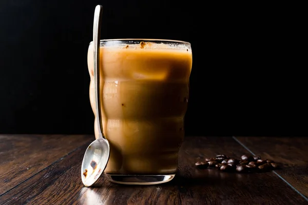 Café frío instantáneo con leche, hielo, cuchara y granos de café . —  Fotos de Stock