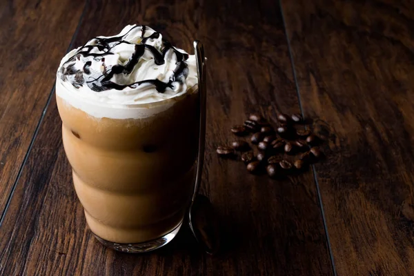 Iskallt kaffe choklad Frappe / Frappuccino med vispad grädde, choklad sirap. — Stockfoto