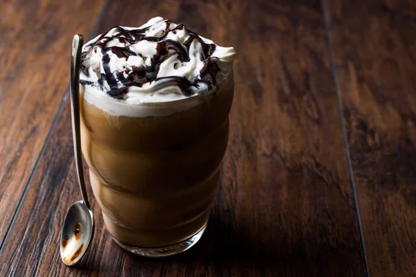 Iskallt kaffe choklad Frappe / Frappuccino med vispad grädde, choklad sirap och sked. — Stockfoto