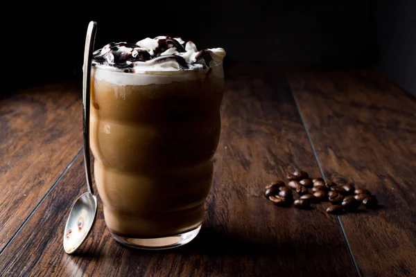 Cokelat Frappe / Frappuccino Kopi dengan Krim Whipped, Sirup Cokelat dan Spoon . — Stok Foto