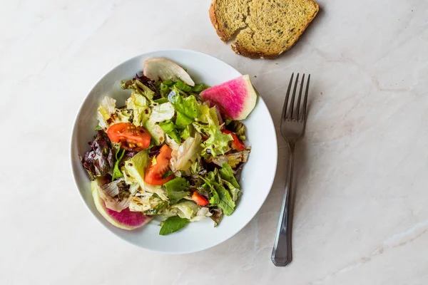 Ensalada de rábano casera fresca con tomates, vinagre balsámico y pan —  Fotos de Stock