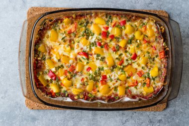 Yumurta, domates salçası ve soğan ile pişmiş brokoli graten peynir makarna