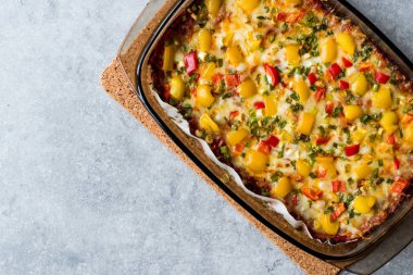 Yumurta, domates salçası ve soğan ile pişmiş brokoli graten peynir makarna