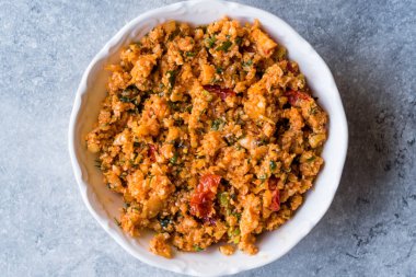 Türk karnabahar yemeği Kisir / Bulgur salatası