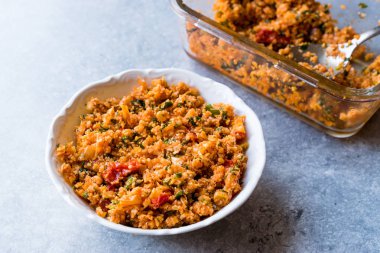 Türk karnabahar yemeği Kisir / Bulgur salatası