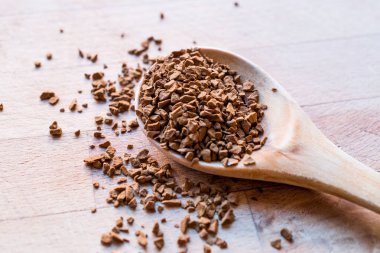 Tahta kaşık üzerinde anlık toz kahve tozu.