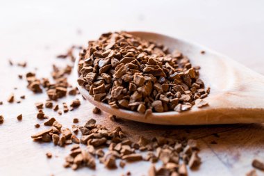 Tahta kaşık üzerinde anlık toz kahve tozu.