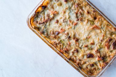 Ev yapımı pişmiş sebze graten / cam beyaz peynir ile güveç kase