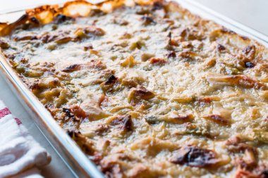 Ev yapımı pişmiş sebze graten / cam beyaz peynir ile güveç kase