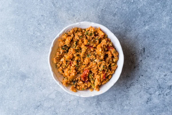 Türk karnabahar yemeği Kisir / Bulgur salatası