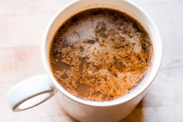 Polvo de café granulado instantáneo mezclado con agua caliente . — Foto de Stock