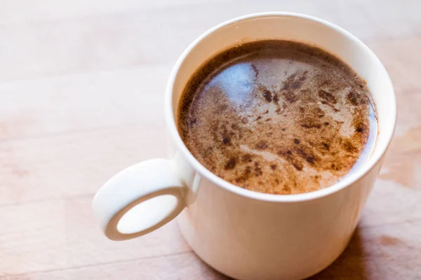 Моментальный гранулированный кофе порошок смешанный с горячей водой . — стоковое фото