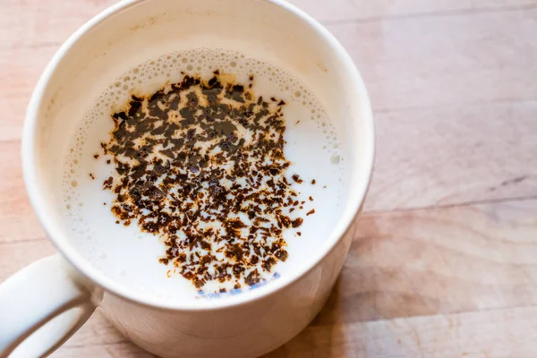 Моментальный гранулированный кофе порошок с молоком в кубке — стоковое фото