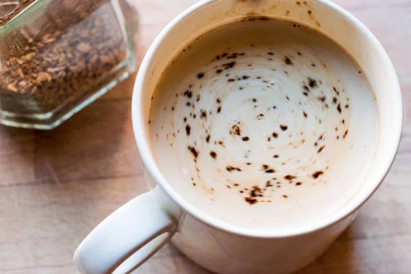 Poudre de café granulé instantanée avec du lait dans la tasse — Photo
