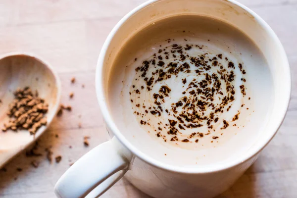 Polvo granulado instantáneo del café con la leche en taza — Foto de Stock