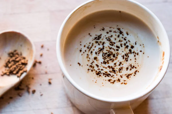 Pó de café granulado instantâneo com leite em copo — Fotografia de Stock
