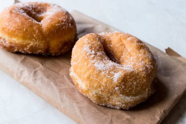 Ev yapımı sekerli donut yemeye hazır
