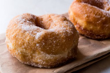 Ev yapımı sekerli donut yemeye hazır