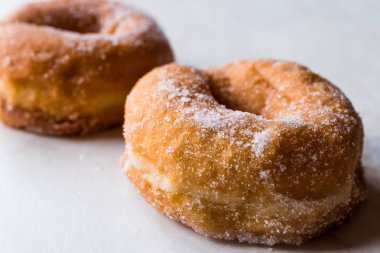 Ev yapımı sekerli donut yemeye hazır