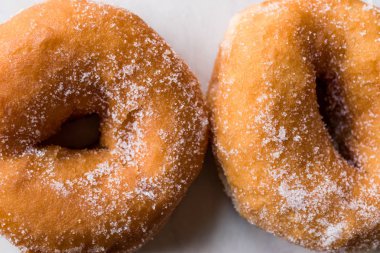 Ev yapımı sekerli donut yemeye hazır