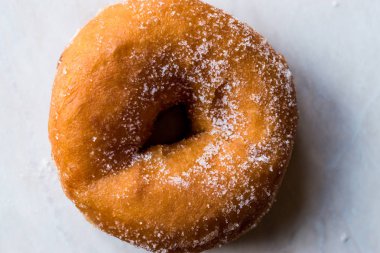 Ev yapımı sekerli donut yemeye hazır